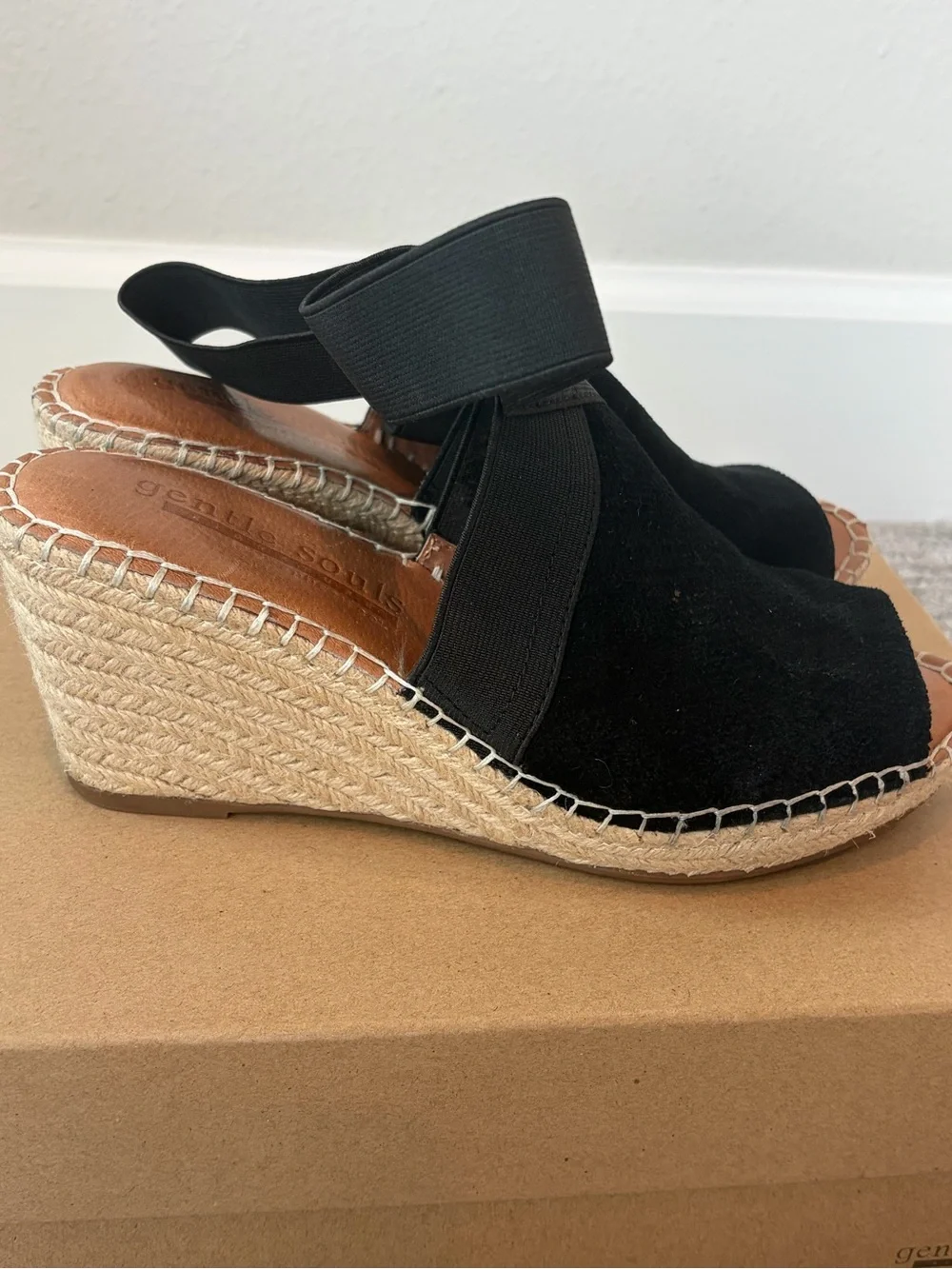 Gentle Souls by Kenneth Cole Colleen Wedge Sandal Sz 8, Black